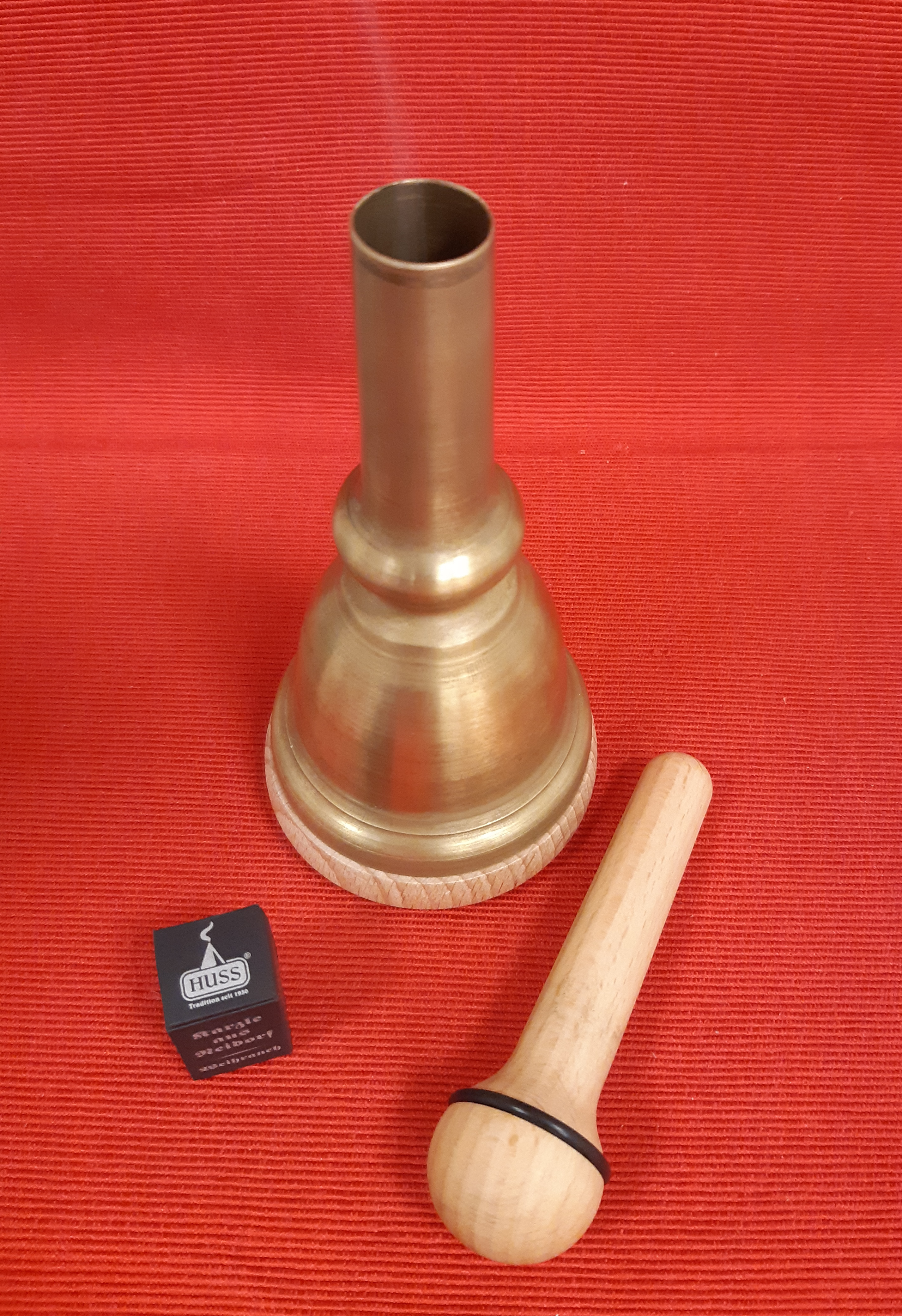 Tuba- Mundstück (Räucherkerzen-Figur und Glocke mit Kammerton a' von Jürgen Huss/Erzg.)
